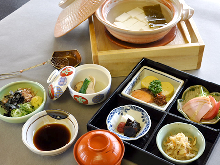 ご朝食は京都の南禅寺名物・湯豆腐と松華堂弁当ご用意いたします。