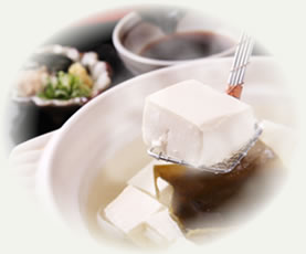 ご朝食は京都の南禅寺名物・湯豆腐と松華堂弁当ご用意いたします。