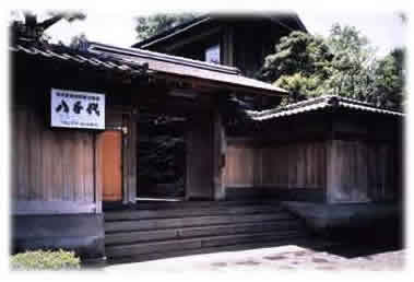 南禅寺 参道に面した正面玄関は壮大な東山の麗に佇んでいます